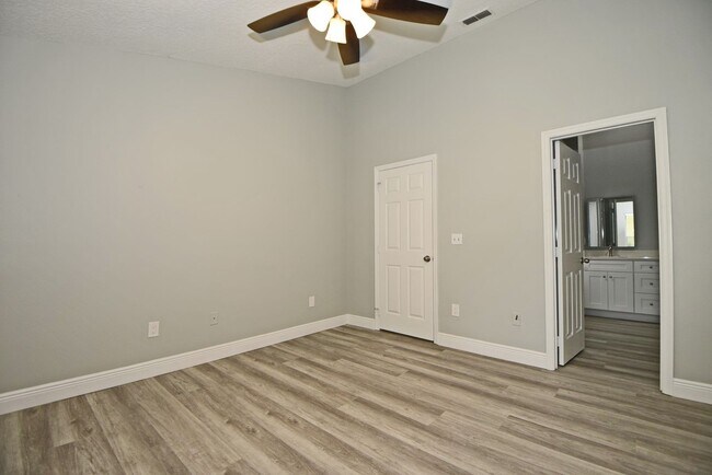 Building Photo - Beautiful Home in Alafaya Woods Totally Remodeled