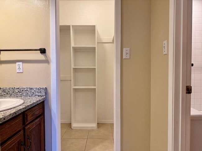 Building Photo - 3 Bedroom, 2 Bath Rental