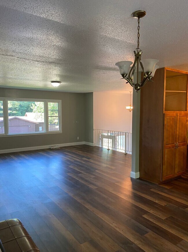 Building Photo - West side location 4br 2.5bth Finished Basement 2crg