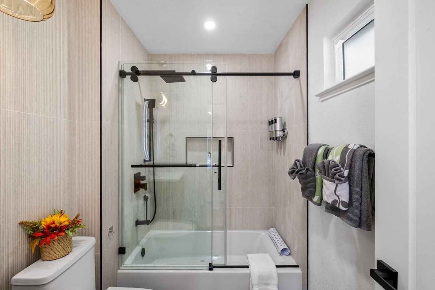 Building Photo - 1317 Donohue Dr