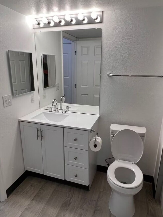 Building Photo - Available Now! Remodeled 1-Bedroom Garden Apartment.