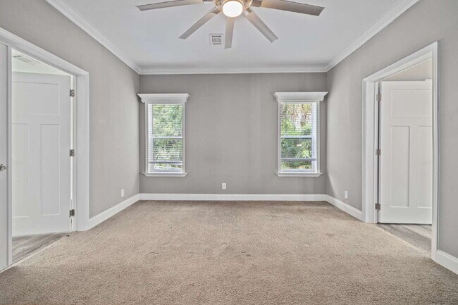 Building Photo - "Spacious 4-Bedroom Retreat with 3400 Sq Ft of Comfort in Gibsonton, FL!"