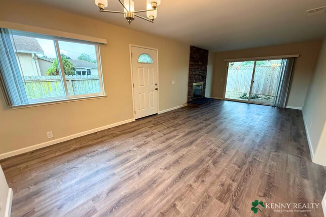Building Photo - 2490 Fleetwood Dr
