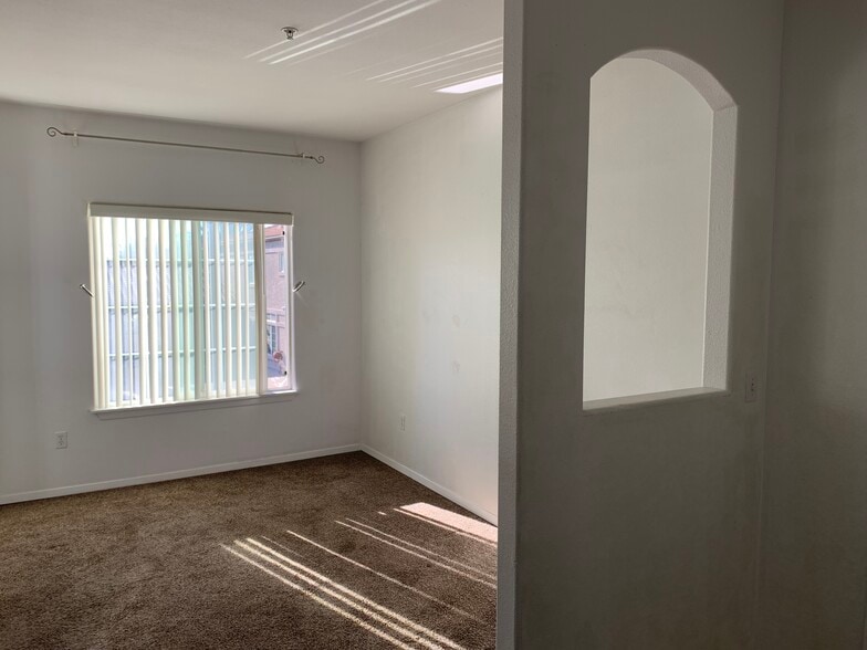 Living room - 4200 E Commerce Way