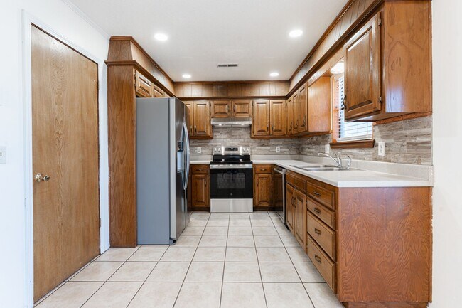 Building Photo - 5013 S Lions Ave