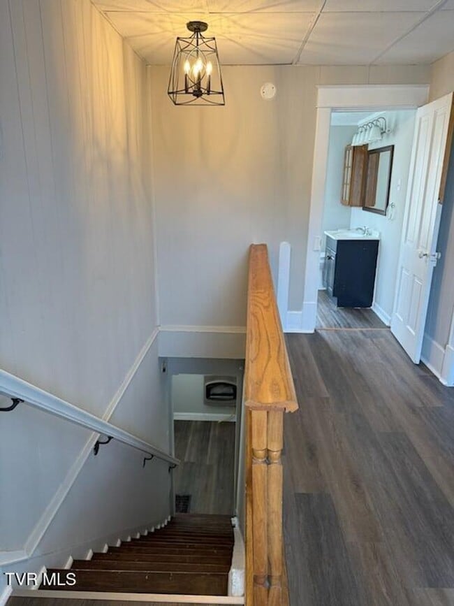 Building Photo - 4 Bedroom 2 Bath in Bristol, TN