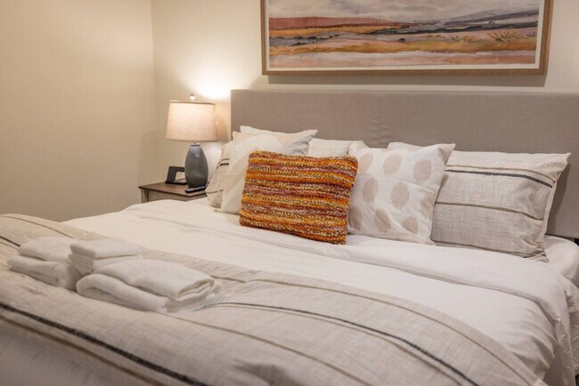 Building Photo - 1157 E Sego Lily Dr