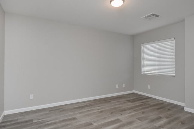 Building Photo - 4815 Longshot Dr