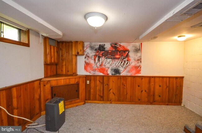 Building Photo - 5000 Surrey Ln