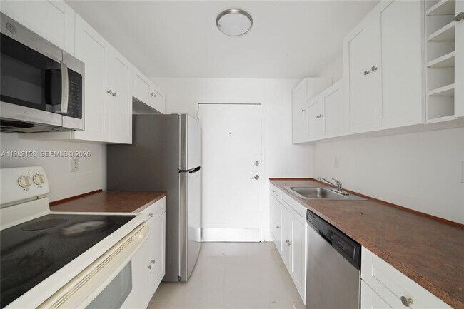 Building Photo - 2000 NE 135th St