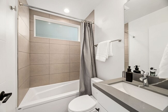 Building Photo - Delridge Townhome