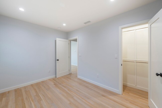 Building Photo - Cozy Home in Culver City!