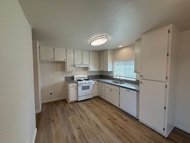 Building Photo - Updated single story near shopping and fre...