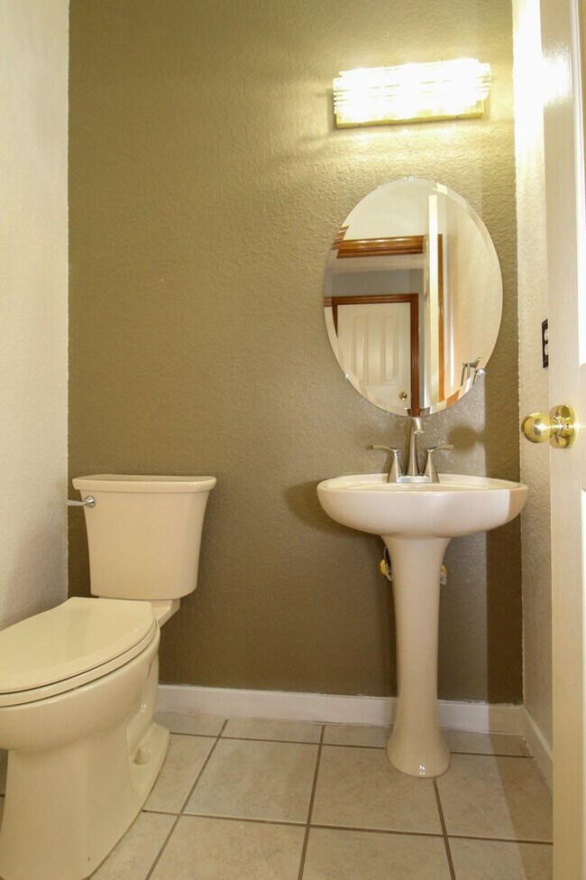 Building Photo - 2081 Paseo Del Prado Dr