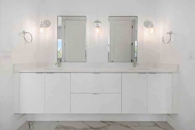 Building Photo - Stunning Custom Built Residence in the Exc...