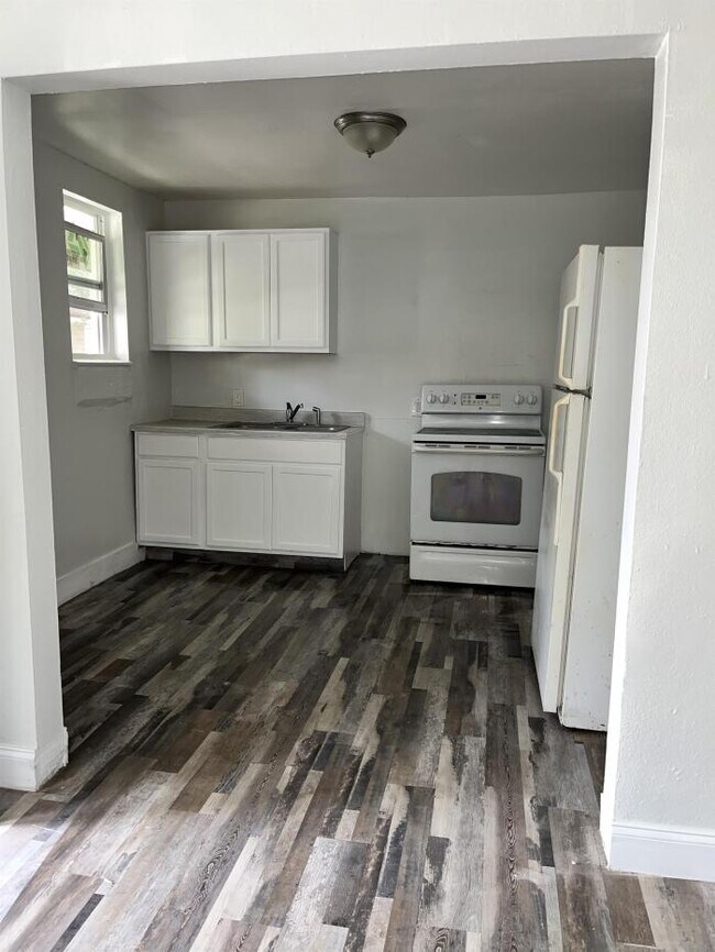 Building Photo - 2 bedroom in Jacksonville FL 32209