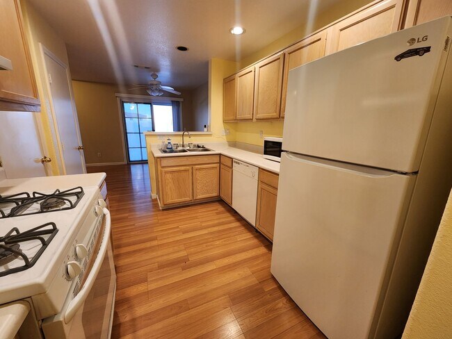 Building Photo - Modern Comfort in the Heart of Summerlin!