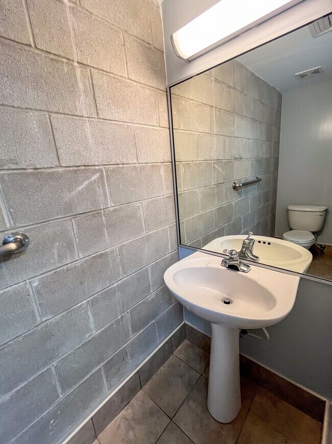 Building Photo - Lofts Oasis #117