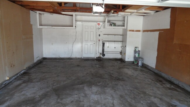 Building Photo - Spacious 6 Bedroom, 3 Bathroom, Single Fam...