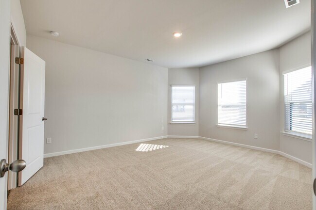 Building Photo - 2404 Alberto Dr