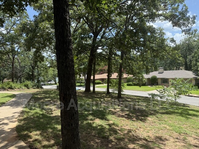 Building Photo - 3601 Oakwood Dr