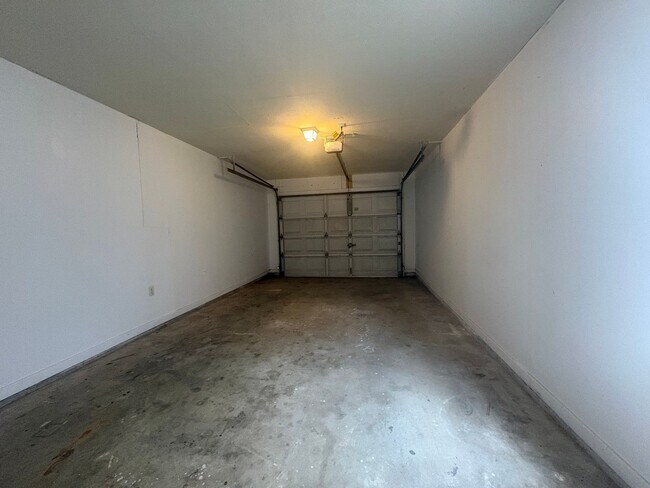 Building Photo - 2012 Red Oak Dr