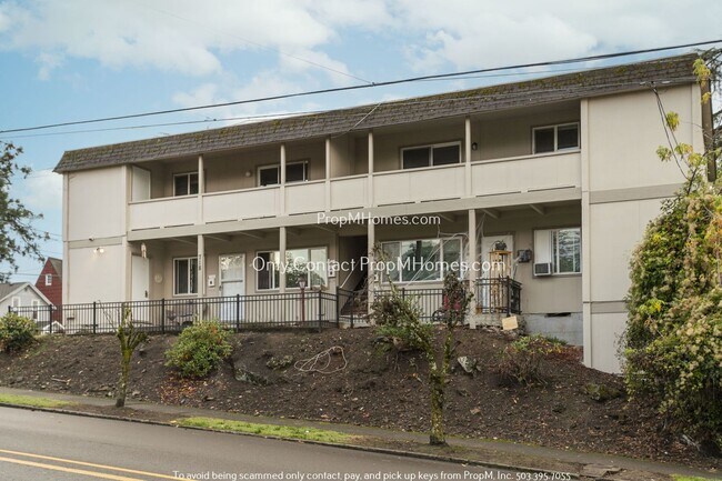 Building Photo - Oregon City Gem! Updated Upper-Level Unit ...