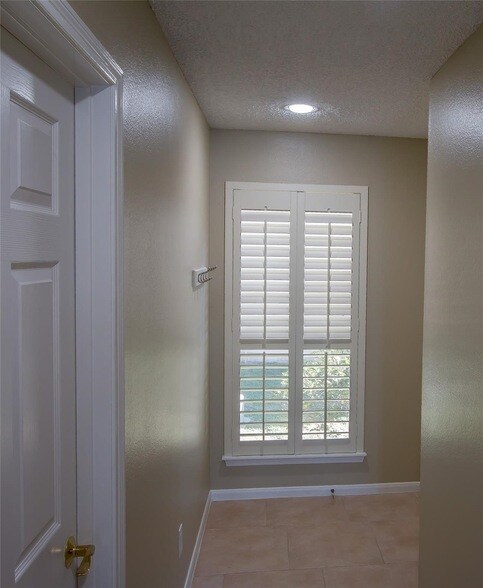 Building Photo - 202 Lakeview Terrace