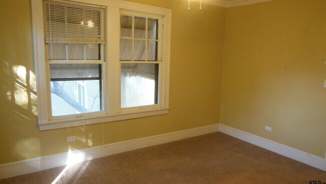 Building Photo - 208 W Phillips St