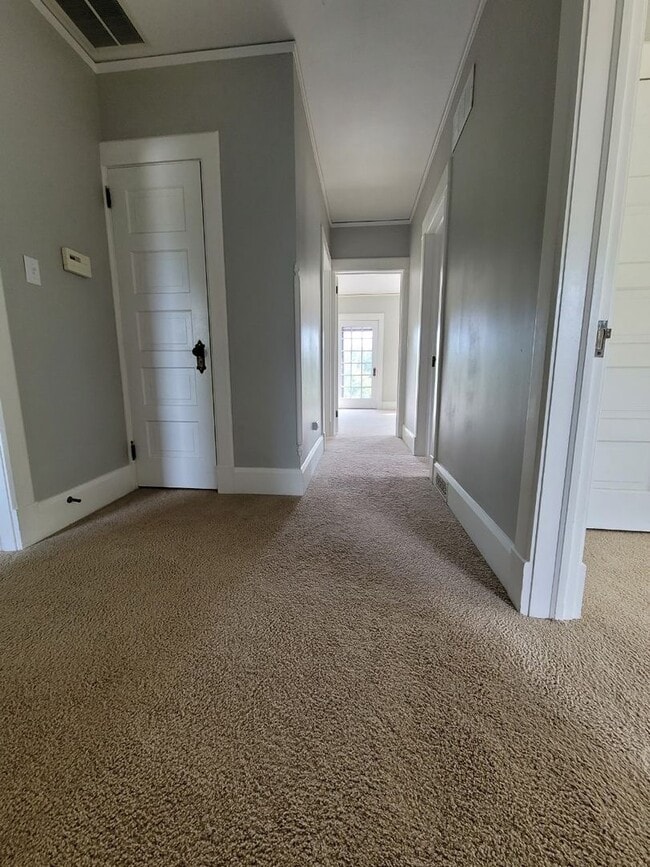 Building Photo - Beautiful 4 bedroom 1.5 house