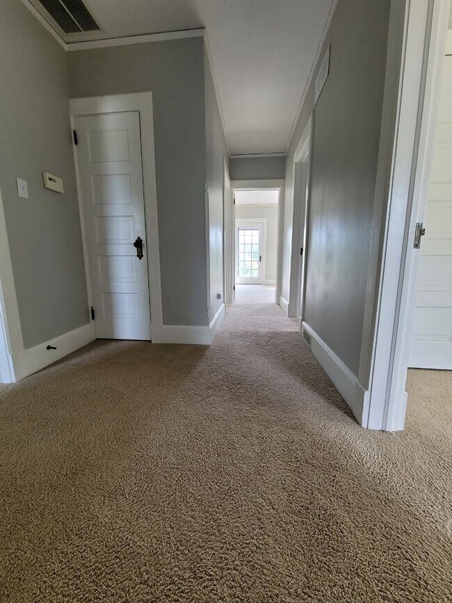 Building Photo - Beautiful 4 bedroom 2.5 house