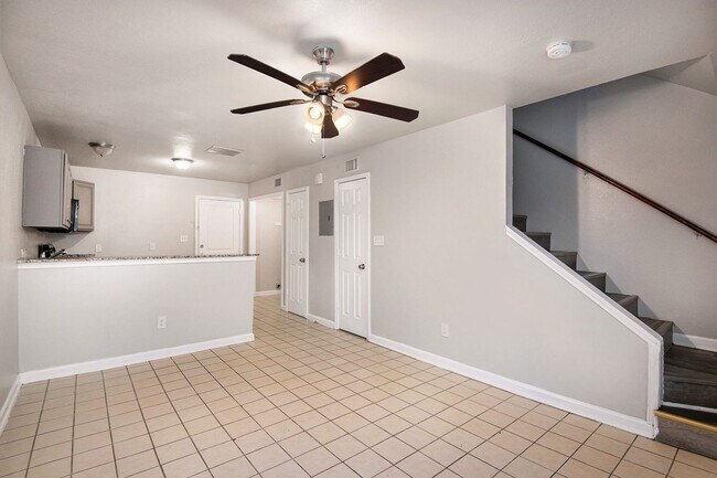 Building Photo - Recently updated 2-story 2-1.5 in Fort Worth ready for move-in!