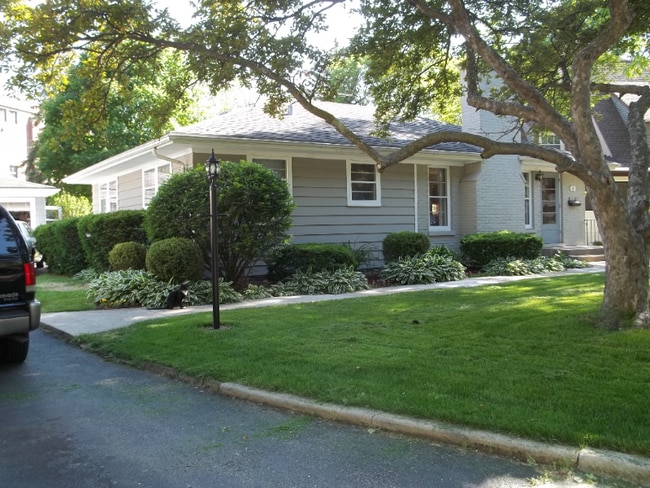 Building Photo - 2 Ellyn Ct