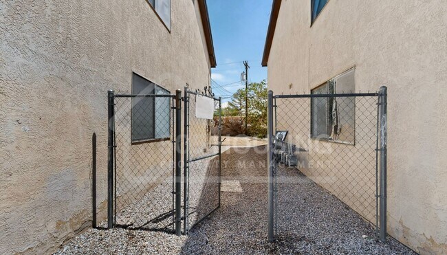 Building Photo - Spacious 2-Bedroom Unit Near Kirtland Air Force Base