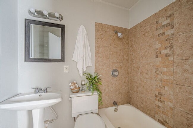 Building Photo - 2323 Arbor Pl