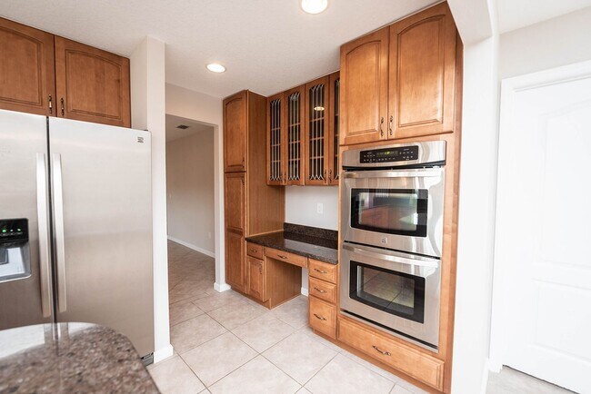 Building Photo - Welcome to this spacious three-bedroom, three-bath home in the heart of Palm Bay