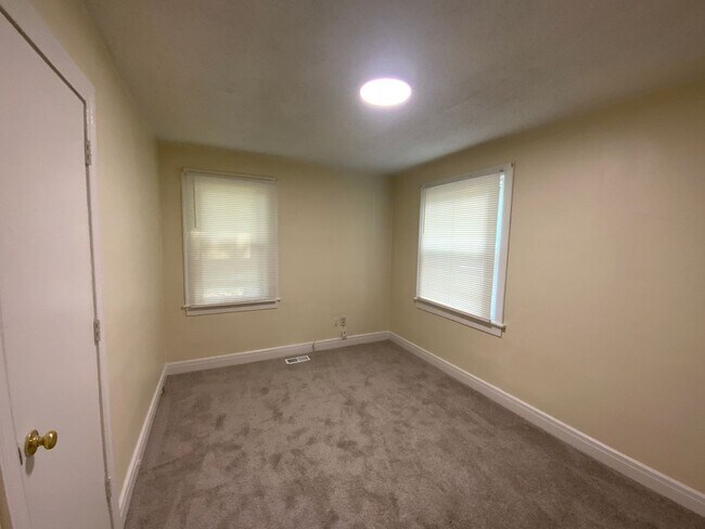 Building Photo - Charming 4 bd, 2 bth with 2 room Master Suite