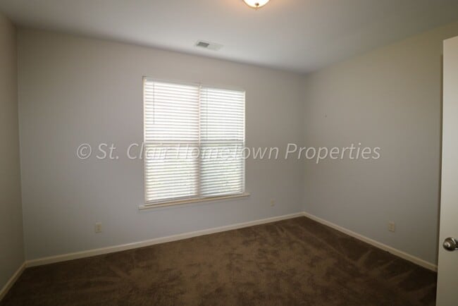 Building Photo - Desirable Community of Avalon