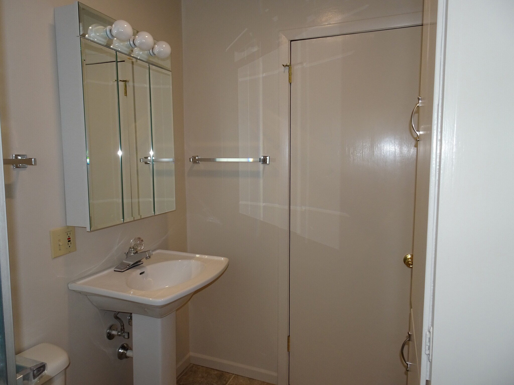 Building Photo - 415 E Lima St