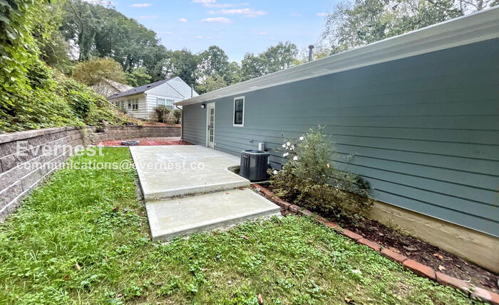 Building Photo - 1110 Fernway Cir
