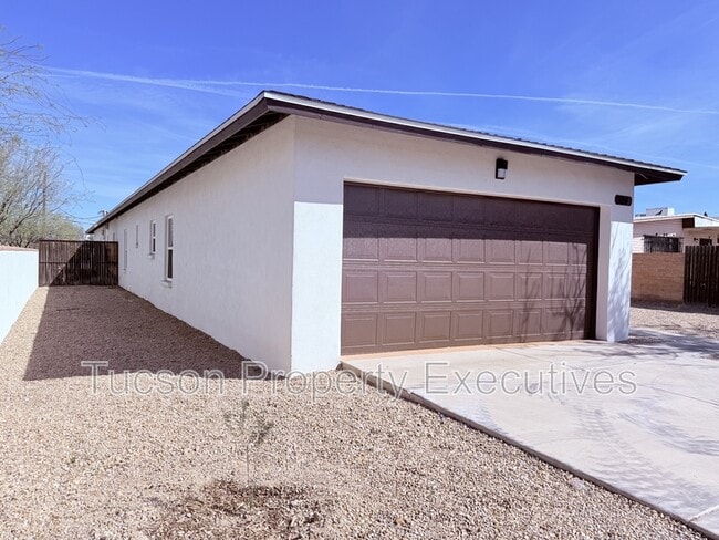 Building Photo - 324 W 23rd St