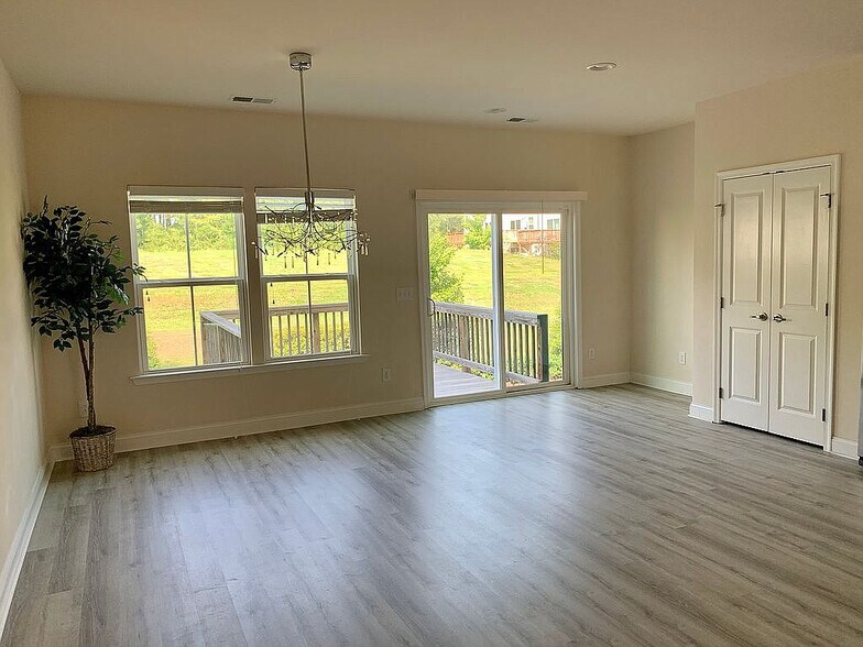 Building Photo - Room in Townhome on Suffield Way