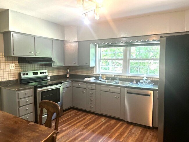 Building Photo - Country Living in Fayette County           20260515