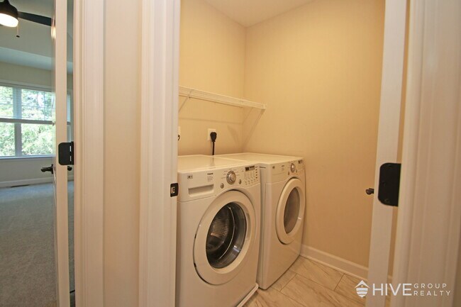 Building Photo - Beautiful End-Unit Townhouse with Pond Vie...