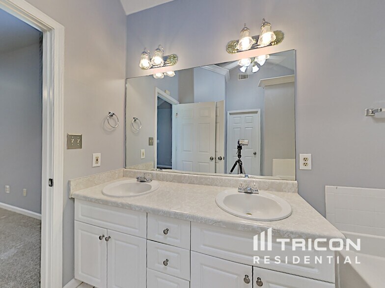 Building Photo - 325 Wisteria Blvd
