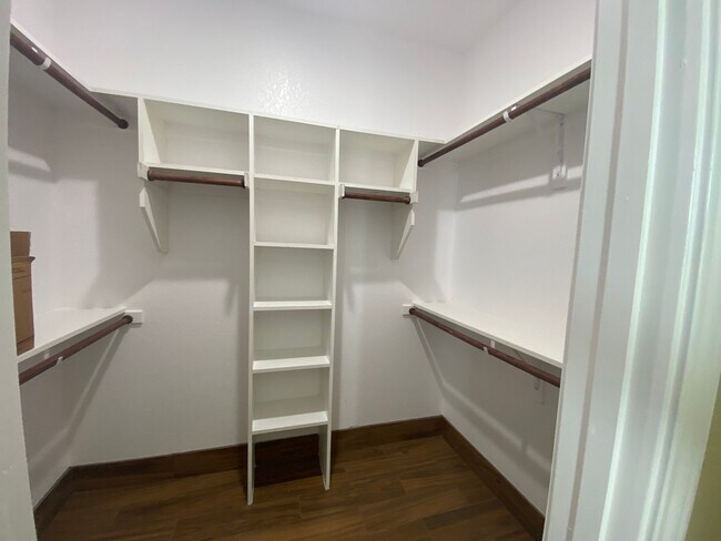 Building Photo - 105 Sabine Ave. #B