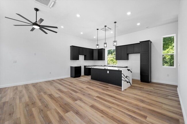 Building Photo - Spacious Townhouse in Dallas