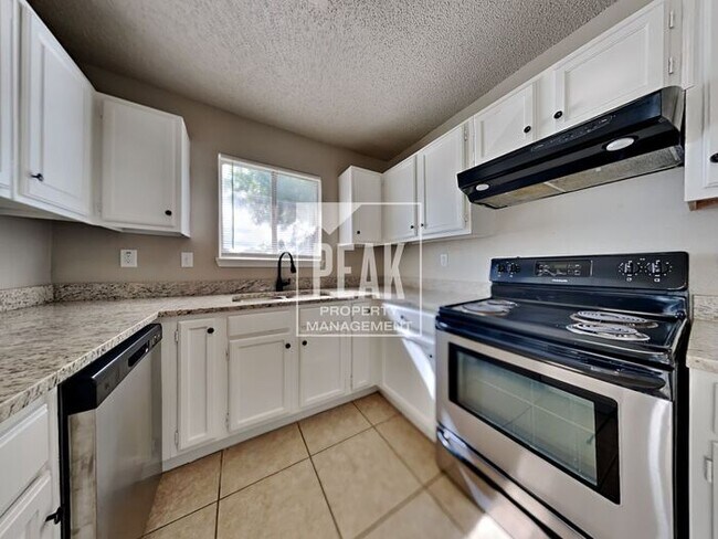 Building Photo - Beautiful Home ready for a June MOVE-IN!