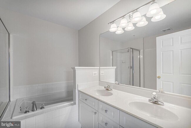 Building Photo - 2484 Angeline Dr