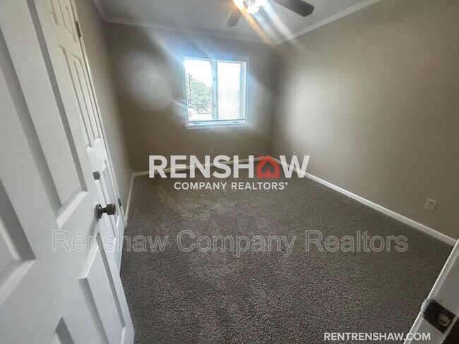 Building Photo - 10 Dawn Pl